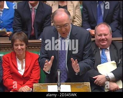 Bildschirmschnappung des konservativen Parteiführers Michael Howard während der Fragen des Premierministers im Unterhaus in London. Stockfoto