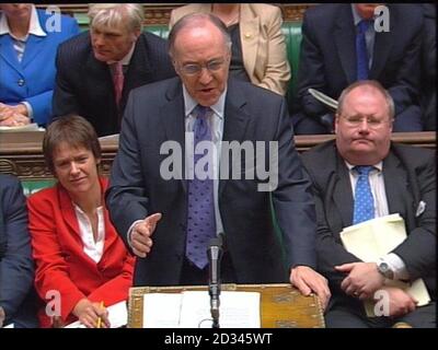 Bildschirmschnappung des konservativen Parteiführers Michael Howard während der Fragen des Premierministers im Unterhaus in London. Stockfoto