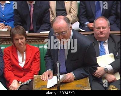 Bildschirmschnappung des konservativen Parteiführers Michael Howard während der Fragen des Premierministers im Unterhaus in London. Stockfoto