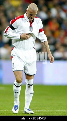 Der Engländer David Beckham hält sich die Rippen, nachdem er während seines internationalen Freundschaftsspiel gegen Spanien im Bernabeu-Stadion in Madrid angegangen wurde. DIESES BILD KANN NUR IM RAHMEN EINER REDAKTIONELLEN FUNKTION VERWENDET WERDEN. KEINE WEBSITE-/INTERNETNUTZUNG, ES SEI DENN, DIE WEBSITE IST BEI DER FOOTBALL ASSOCIATION PREMIER LEAGUE REGISTRIERT. Stockfoto