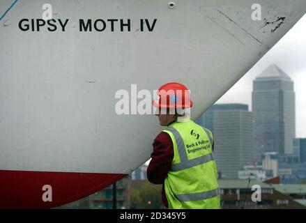 Gipsy Moth IV wird von seinem Dock in Greenwich im Zentrum Londons gehoben. Gipsy Moth IV das erste Segelboot, das eine einzige Weltumrundung aus einer Hand absolviert hat, wird von seinem Londoner Zuhause transportiert und in seinen früheren Glanz renoviert. Im Alter von 64 Jahren war Sir Francis Chichester der berühmte erste, der zwischen August 1966 und Mai 1967 die Weltumrundung an Bord der Gipsy Moth IV vollbrachte. Stockfoto