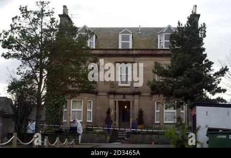 Forensische Teams untersuchen den Vorgarten des Hauses des Bankmanagers Alistair Wilson in Nairn, Nairnshire, nachdem er gestern Abend auf seinen Doostp niedergeschossen wurde. Eine große Menschenjagd ist im Gange, um den Mörder zu finden. Einer der Polizeibeamten, der die Ermittlungen leitete, beschrieb den Mord in der Küstenstadt Nairn in Nairnshire als "fast bizarr". Wilson wurde in seinem Haus in der Crescent Road von einem Mann mit einer Blouson-Jacke und einer Baseballmütze niedergeschossen. Stockfoto