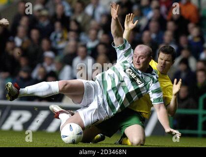 Celtic's John Hartson (L) wird von Hibernians Gary Caldwell während des Bank of Scotland Premier League-Spiels in Celtic Park, Glasgow, am Samstag, den 4. Dezember 2004, herausgefordert. NUR FÜR REDAKTIONELLE ZWECKE Stockfoto