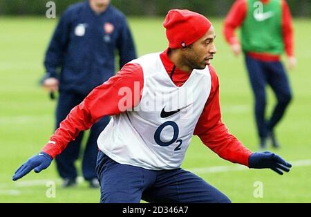 Thierry Henry von Arsenal in Aktion während einer Trainingseinheit in London Colney, St Albans, Hertfordshire, vor dem UEFA Champions League-Spiel der Gruppe E gegen Rosenborg im Highbury Stadium, London. DIESES BILD KANN NUR IM RAHMEN EINER REDAKTIONELLEN FUNKTION VERWENDET WERDEN. KEINE WEBSITE-/INTERNETNUTZUNG, ES SEI DENN, DIE WEBSITE IST BEI DER FOOTBALL ASSOCIATION PREMIER LEAGUE REGISTRIERT. Stockfoto