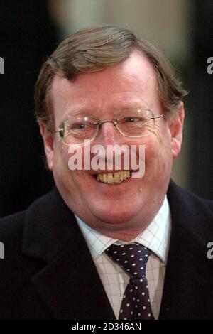 Ulster Unionist Führer David Trimble verlassen 10 Downing Street nach einem Treffen mit dem britischen Premierminister Tony Blair. Beim Verlassen der Downing Street sagte Trimble, er habe sich auf einige wichtige Entwicklungen gefreut. Stockfoto