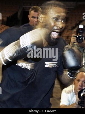 Der britische Schwergewicht-Herausforderer Danny Williams trainiert auf dem Boxsack bei einem öffentlichen Training im Mandalay Bay Hotel in Las Vegas, wo er am Samstagabend mit dem ukrainischen WBC-Champion Vitali Klitschko kämpfen wird. Stockfoto