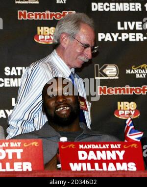 Marc Ratner (hinten) von Nevada State Boxing teilt einen Witz mit dem Briten Danny Williams während einer Pressekonferenz in Las Vegas, USA, vor dem WBC Heavyweight Titelkampf gegen den ukrainischen Boxer Vitali Klitschko am Samstag, 11. Dezember. Stockfoto