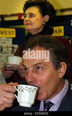 Der britische Premierminister Tony Blair und seine Frau Cherie machen eine Teepause bei einem Besuch in einem Kreditgewerkschaftsbüro in Trimdon, Sedgefield. Stockfoto