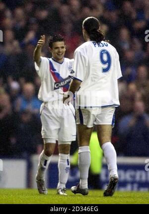 Rangers-Stürmer Nacho Novo (links) feiert sein Elfmeterziel mit dem Streikpartner Dado pRSo (rechts) während des Spiels der Bank of Scotland Premier League im Ibrox Stadium, Glasgow, Samstag, 11. Dezember 2004. Stockfoto