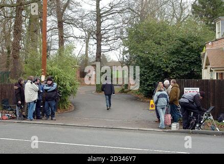 Die Medien versammeln sich vor dem Haus von Beckhams Hertfordshire, wo David und Victoria Beckham heute eine glitzernde Taufe für die Söhne Romeo und Brooklyn ausrichten. Stockfoto