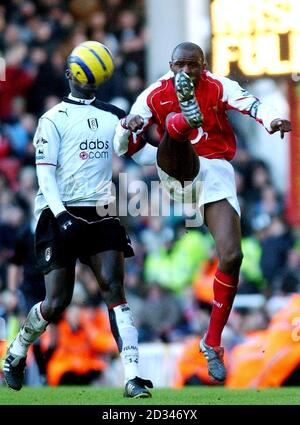 Arsenals Patrick Vieira in Aktion gegen Fulhams Collins John (links) während des Barclays Premiership-Spiels im Highbury Stadium, London, Sonntag, 26. Dezember 2004. DRÜCKEN SIE VERBANDSFOTO. Der Bildnachweis sollte lauten: Sean Dempsey/PA. /PA Stockfoto