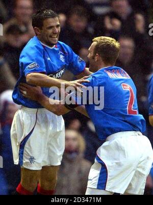 Nacho Novo der Rangers (links) feiert mit Teamkollege Fernando Ricksen nach seinem zweiten Tor. NUR FÜR REDAKTIONELLE ZWECKE Stockfoto