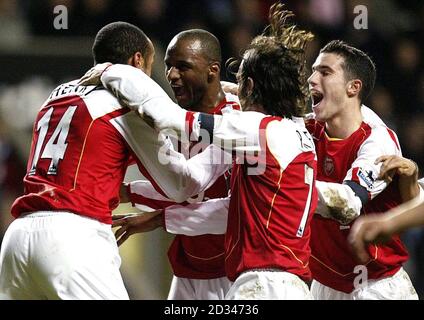 Arsenals Patrick Vieira (2. Links) feiert das Tor zum Auftakt gegen Newcastle United mit den Teamkollegen Thierry Henry (links) und Robert Pires (2. Rechts).DIESES BILD KANN NUR IM RAHMEN EINES REDAKTIONELLEN FEATURE verwendet werden. KEINE WEBSITE-/INTERNETNUTZUNG, ES SEI DENN, DIE WEBSITE IST BEI DER FOOTBALL ASSOCIATION PREMIER LEAGUE REGISTRIERT. Stockfoto