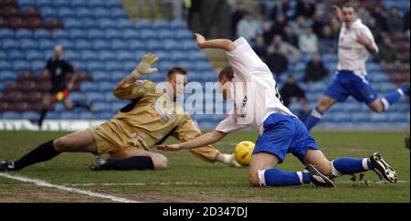 Burnley-Torwart Brian Jensen rettet aus nächster Nähe von Bobby Convey aus Reading. Stockfoto