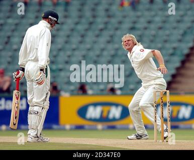 Englands Matthew Hoggard (R) feiert, nachdem er den südafrikanischen Shaun Pollock LBW für eine Ente einfangen hat. Stockfoto