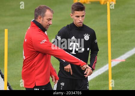 München, Deutschland. Oktober 2020. Hans Dieter Flick (Hansi, Trainer FC Bayern München) Tiago DANTAS (FC Bayern München), Geste, gibt Anweisungen. FC Bayern München Neulinge. Training in der Saebener Straße. Fußball 1. Bundesliga, Saison 2020/2021 am 07.10.2020. Quelle: dpa/Alamy Live News Stockfoto