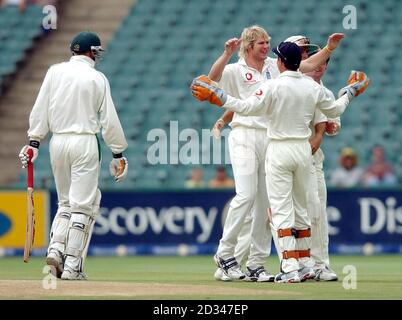 Englands Matthew Hoggard (Mitte rechts) feiert mit seinen Teamkollegen, nachdem er den südafrikanischen Shaun Pollock (L) LBW für eine Ente einfangen hat. Stockfoto