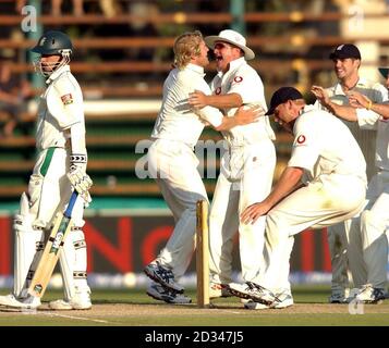 Südafrikas Dale Steyn (L) geht aus dem Wicket, während Englands (von links) Matthew Hoggard, Robert Key, Andrew Flintoff und James Anderson feiern, nachdem England Südafrika um 77 Runs geschlagen hat. Stockfoto