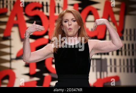 Sarah, Herzogin von York auf dem Laufsteg während der Fashion for Relief eine Charity-Modenschau von Naomi Campbell für die Ebola-Krise in Afrika im Somerset House, London. DRÜCKEN Sie VERBANDSFOTO. Bilddatum: Donnerstag, 19. Februar 2015. Bildnachweis sollte lauten: Yui Mok/PA Wire Stockfoto