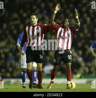 Henri Camara (R) aus Southampton feiert mit Jamie Redknapp einen Torschützenstoß gegen Birmingham City. Stockfoto