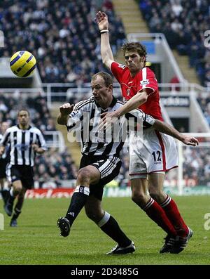 Alan Shearer (links) von Newcastle United kämpft mit Hermann Hreidarsson von Charlton Athletic um den Ball. Stockfoto