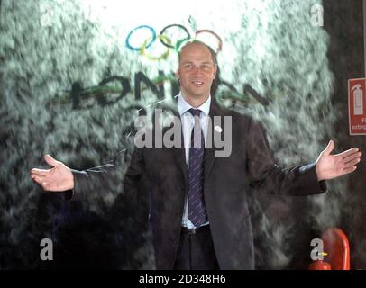 Sir Steve Redgrave beim Spaziergang durch einen Wasservorhang nach der Enthüllung einer riesigen Statue eines Athleten, die von einer interaktiven Ausstellung begleitet wird. Es bietet einen futuristischen Blick auf die Olympischen Spiele in London als Teil einer Strategie, um das Bewusstsein für Londons olympische Bewerbung 2012 zu schärfen. Stockfoto