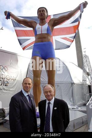 Sir Steve Redgrave (links) und der Londoner Bürgermeister Ken Livingstone neben einer riesigen Statue eines Athleten, die von einer interaktiven Ausstellung begleitet wird. Es bietet einen futuristischen Blick auf die Olympischen Spiele in London als Teil einer Strategie, um das Bewusstsein für Londons olympische Bewerbung 2012 zu schärfen. Stockfoto