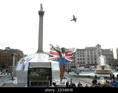 Eine riesige Statue eines Athleten, die von einer interaktiven Ausstellung begleitet wird. Es bietet einen futuristischen Blick auf die Olympischen Spiele in London als Teil einer Strategie, um das Bewusstsein für Londons olympische Bewerbung 2012 zu schärfen. Stockfoto