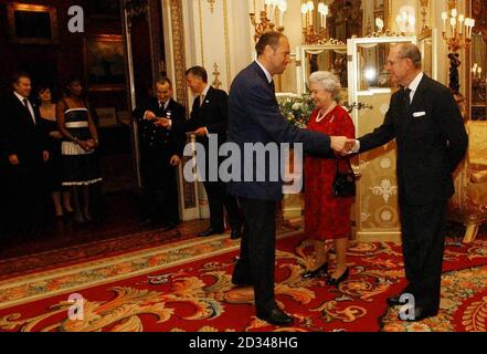 Prinz Philip begrüßt Sir Steven Redgrave im weißen Salon. Der Empfang im Palace, bei dem der britische Monarch ein Abendessen veranstaltete, ist Teil der Bewerbung Londons für die Olympischen Spiele 2012. Stockfoto