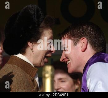 Jockey Barry Geraghty mit der Prinzessin Royal nach dem Gewinn des totesport Cheltenham Gold Cup auf Kicking King. Stockfoto