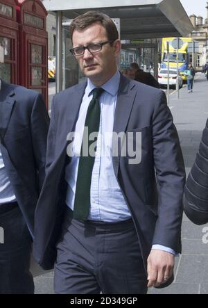 Der ehemalige Redakteur von News of the World, Andy Coulson, verlässt das High Court in Edinburgh, wo er vor Gericht gestellt wird, weil er Meineid begangen hat. Stockfoto