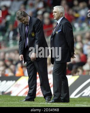 Wales-Manager John Toshack (L) zeigt seine Flaute, als er aus der Kontaktlinie mit Österreich-Manager Hans Krankl zuschaut. Stockfoto