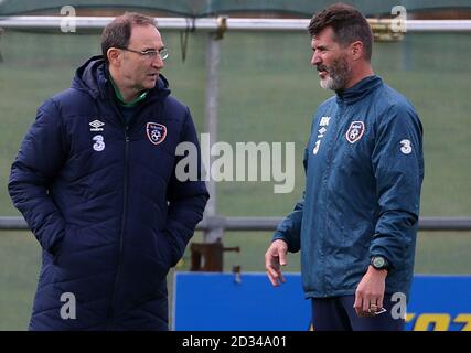 Der Manager der Republik Irland, Martin O'Neill (links), chattet mit dem Assistenten Roy Keane während einer Trainingseinheit im Gannon Park, Dublin. Stockfoto