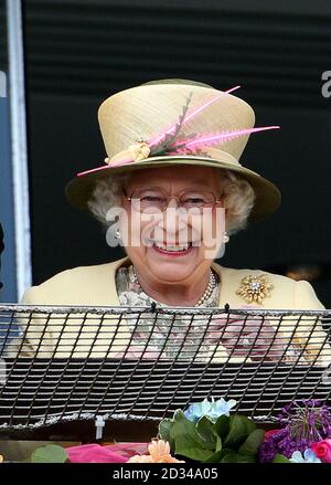 Königin Elizabeth I lächelt, als das Goldene Horn von Frankie Dettori nach dem Gewinn des Investec Derby am Derby Day des Investec Derby Festivals 2015 auf der Epsom Racecourse, Epsom, an der Spitze steht. Stockfoto