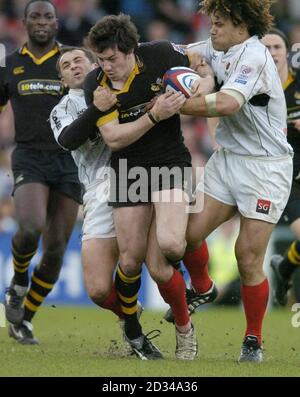 Tom Voyce (C) von London Wasps wird von Saracens' Thomas Castaignede (L) und Tevita Vaikona angegangen. Stockfoto