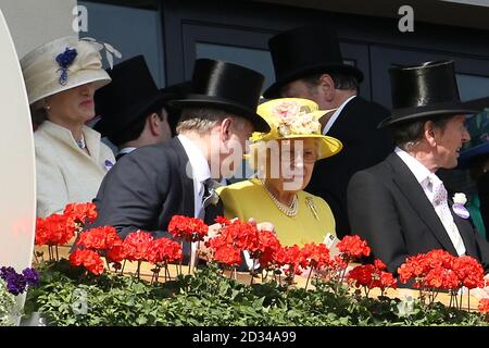 Prinz Andrew, Herzog von York, spricht mit Königin Elizabeth II. Während des vierten Tages des Royal Ascot Meetings 2015 auf der Ascot Racecourse, Berkshire. Stockfoto