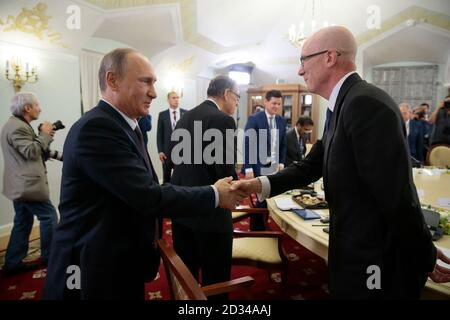 Pressebund-Geschäftsführer Clive Marshall trifft Präsident Putiin. Der russische Präsident sprach mit Vertretern internationaler Nachrichtenagenturen am Rande des Petersburger Internationalen Wirtschaftsforums. Stockfoto