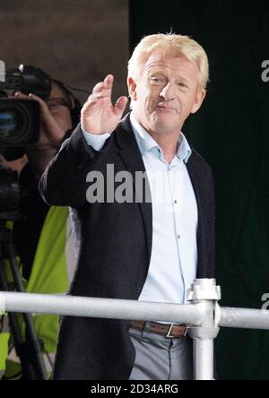 Schottland-Manager Gordon Strachan begrüßt die Fans während des Ladbrokes Scottish Premiership Spiels im Tannadice Park, Dundee. Stockfoto