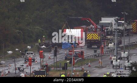 Die Arbeit an der A27 in Shoreham in West Sussex geht weiter, um weitere Opfer der Flugkatastrophe von Shoreham zu suchen, da ein Gerichtsmediziner warnte, dass die Identifizierung der Opfer eine "langsame und sorgfältige Operation" sein werde. Stockfoto