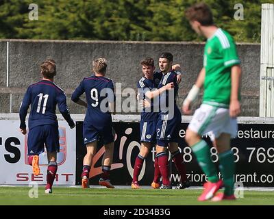 Der schottische Ryan Christie feiert während des UEFA European Championships Qualifying Spiels 2017 im Mourneview Park, Lurgan, die Aushöhlung gegen Nordirland. Stockfoto