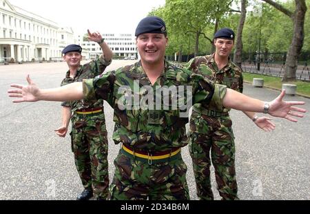 Royal Dragoon Guards (von links nach rechts) Sergeant Andy Stokoe, Staff Sergeant Roger Parr und Captain Mungo Ker, die ihre Version des Videos von Tony Christie gesungen und von Peter Kay auf ihrer Al Faw Basis imitiert, auf dem Paradeplatz in Wellington Barracks gedreht haben. Das Spoof-Video des Songs '(is This The Way to) Amarillo', von britischen Soldaten im Irak durchgeführt, stürzte Ministry of Defense Computer. Stockfoto