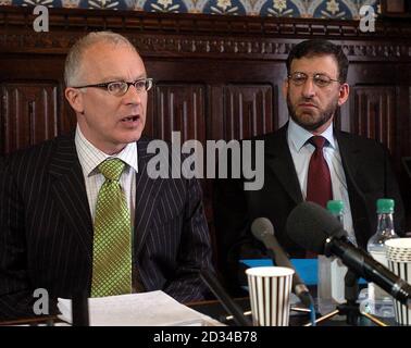 Rechtsanwalt Phil Shiner (L), von Public Interest Lawyers, der für angebliche Opfer des Camp Brotkorbs und Mazin Younis von der Iraqi League handelt. Stockfoto