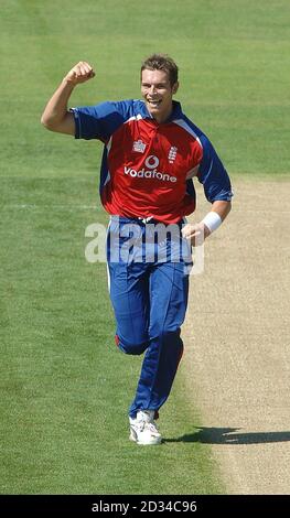 Der englische Chris Tremlett feiert das Wimmel des australischen Adam Gilchrist. Stockfoto