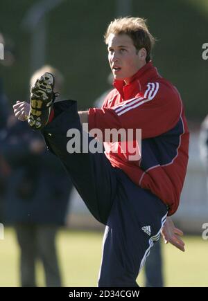 Prinz William übt seinen Treten während einer Trainingseinheit mit dem britischen und irischen Lions-Treten-Trainer Dave Alred und fliegt halb Charlie Hodgson auf dem Basin Reserve Ground in Wellington. Stockfoto