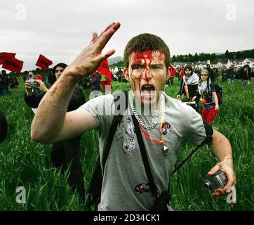 Blut auf dem Gesicht eines Mannes nach Zusammenstößen von Demonstranten mit der Polizei am Sicherheitszaun von Auchterarder rund um den G8-Gipfel in Gleneagles. Stockfoto