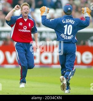 Englands Paul Collingwood (L) feiert mit Geraint Jones, nachdem er das Wicket von Australiens Andrew Symonds für 6 Läufe genommen hat, als er von Marcus Trescodick gefangen wurde. Stockfoto