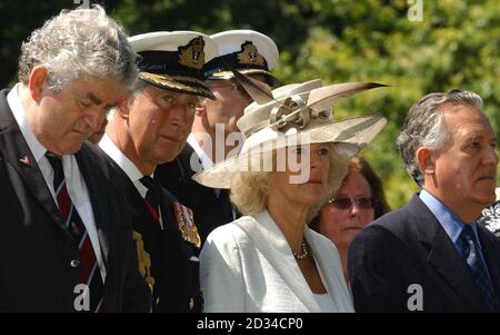 Prinz von Wales und Herzogin von Cornwall, flankiert von dem walesischen Ersten Minister Rhodri Morgan (links) und dem walisischen und nordirischen Sekretär Peter Hain (rechts). Stockfoto