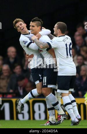 Erik Lamela (Mitte) von Tottenham Hotspur feiert das erste Tor seiner Mannschaft im Spiel mit den Teamkollegen Tom Carroll (links) und Kieran Trippier (rechts) während des Barclays Premier League-Spiels in der Vicarage Road, Watford. Stockfoto