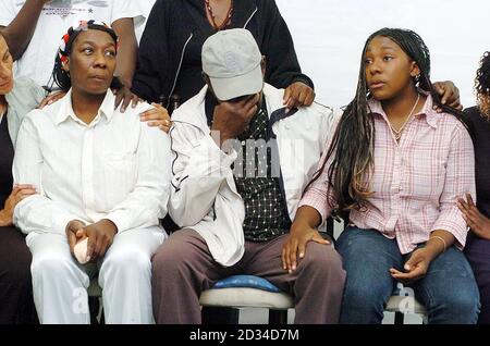 Die Familie des ermordeten Teenagers Anthony Walker (L-R Mutter Gee, Vater Steve und Schwester Dominique), am Ort seines Todes in der Gegend von Huyton in Liverpool. Ein Mann wurde heute wegen des Verdachts des Mordes nach einem rassistischen Angriff auf Anthony mit einer Axt Polizei sagte verhaftet. Anthony Walker, ein 18-jähriger schwarzer A-Schüler, wurde bei dem „bösartigen und unprovozierten“ Angriff in einem Park in der Nähe seines Hauses in Huyton mit der Axt in seinen Schädel eingelassen. Stockfoto