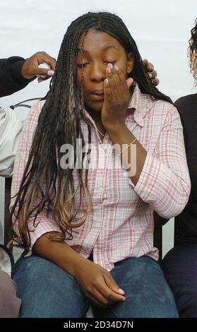 Dominique Walker die Schwester des ermordeten Teenagers Anthony Walker am Ort seines Todes in der Gegend von Huyton in Liverpool. Ein Mann wurde heute wegen des Verdachts des Mordes nach einem rassistischen Angriff auf Anthony mit einer Axt Polizei sagte verhaftet. Anthony Walker, ein 18-jähriger schwarzer A-Schüler, wurde bei dem „bösartigen und unprovozierten“ Angriff in einem Park in der Nähe seines Hauses in Huyton mit der Axt in seinen Schädel eingelassen. Stockfoto